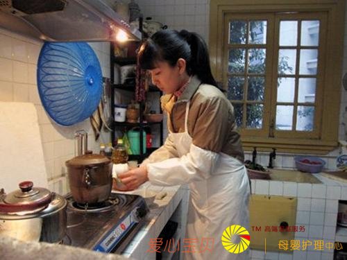 住家保姆,大多来自农村,承受心理和身体压力,拿着可观的收益!