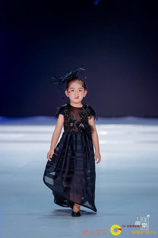 �ع����֮�ģ�ʱ�в���YOUNGح���Ϲ��ʶ�ͯʱװ�ܽ��տ�Ļ