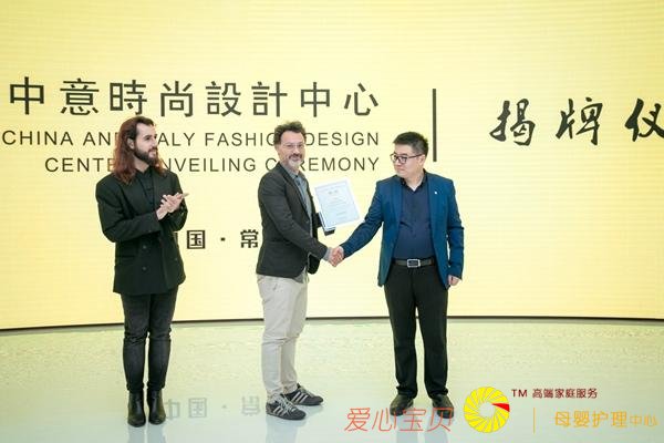 �ع����֮�ģ�ʱ�в���YOUNGح���Ϲ��ʶ�ͯʱװ�ܽ��տ�Ļ