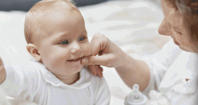 ���ںź�����ɢ��ĸӤ���ݵ�������ƾ֣�