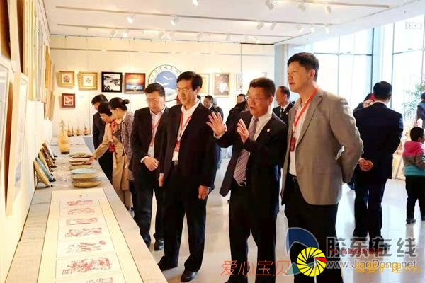 �ߣ���̨��У60����������ѧ�ɹ�չ���У�ͼ��