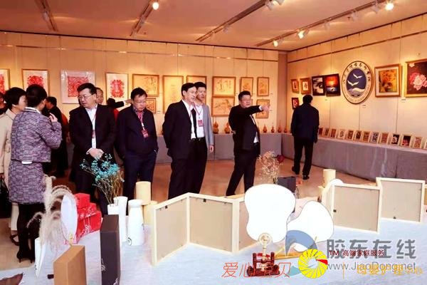 �ߣ���̨��У60����������ѧ�ɹ�չ���У�ͼ��