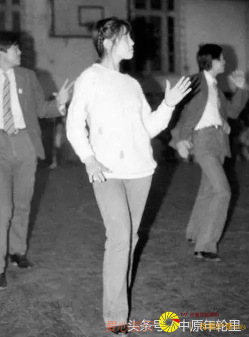 80������赸����ѧ����Ťƨ�ɾ����ˣ�