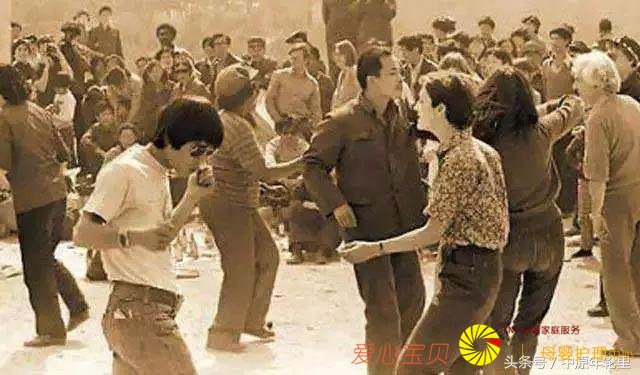 80������赸����ѧ����Ťƨ�ɾ����ˣ�