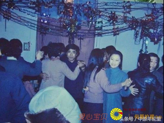 80������赸����ѧ����Ťƨ�ɾ����ˣ�