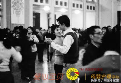 80������赸����ѧ����Ťƨ�ɾ����ˣ�