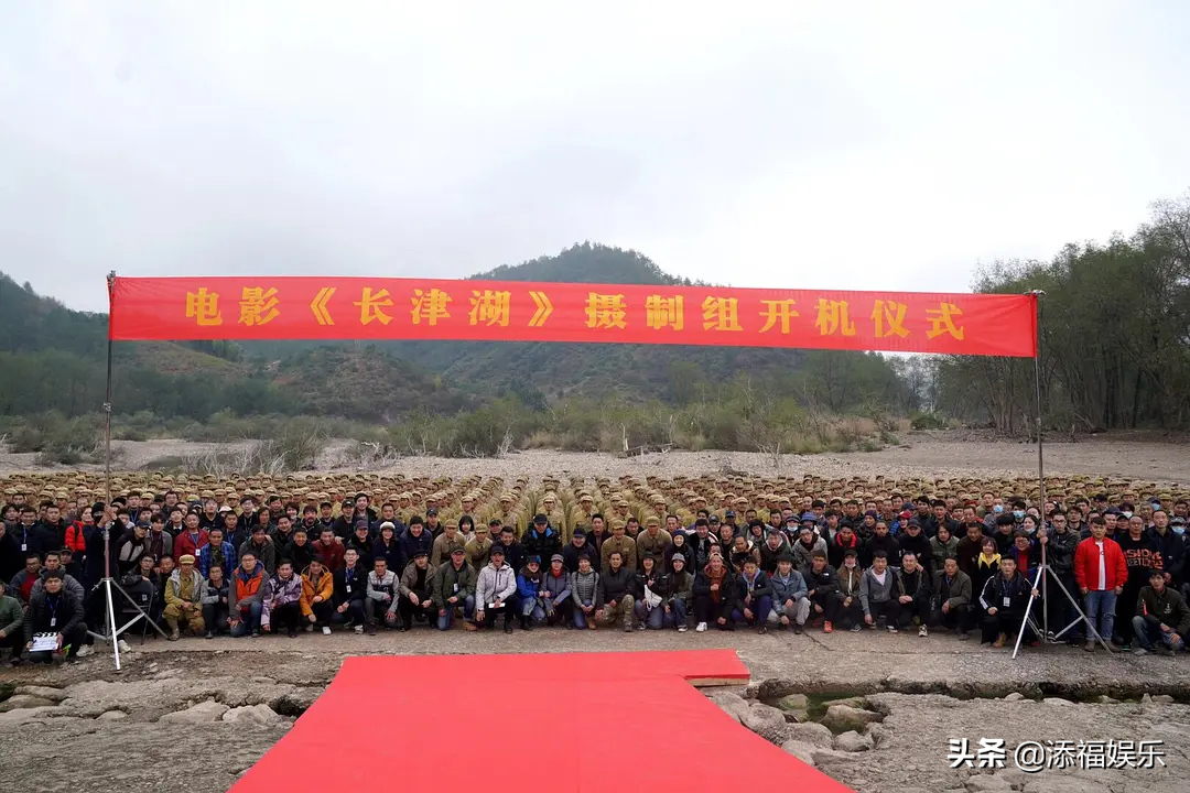 《长津湖》开机合照曝光,有上千人参演,千玺全脸涂黑无偶像包袱